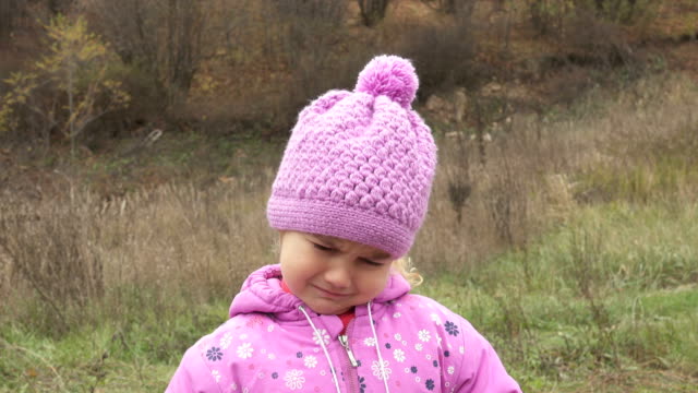 Portrait-Adorable-Little-Girl-weeps-outdoors-in-autumn-cold-day.