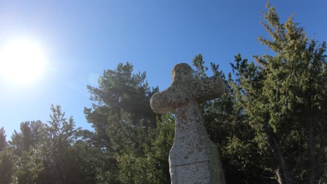 unterwegs-auf-dem-Granit-Kreuz-und-strahlende-Sonne-in-den-französischen-Pyrenäen,-Frankreich