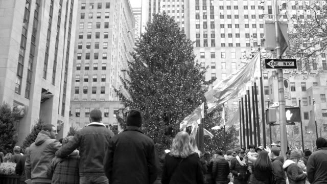 Schwarz-und-weiß-Video-von-den-Weihnachtsbaum-im-Rockefeller-Center-mit-großen-Gruppen-von-Touristen