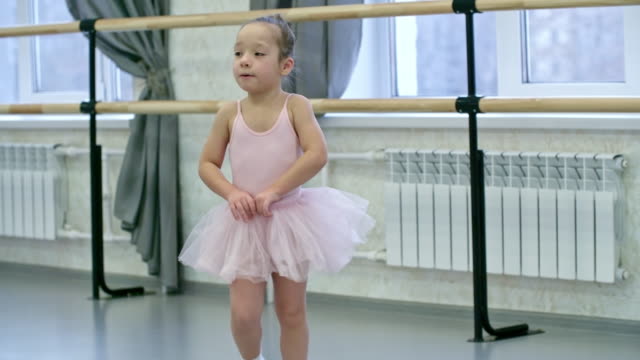 Mädchen-springen-während-Ballett-Klasse