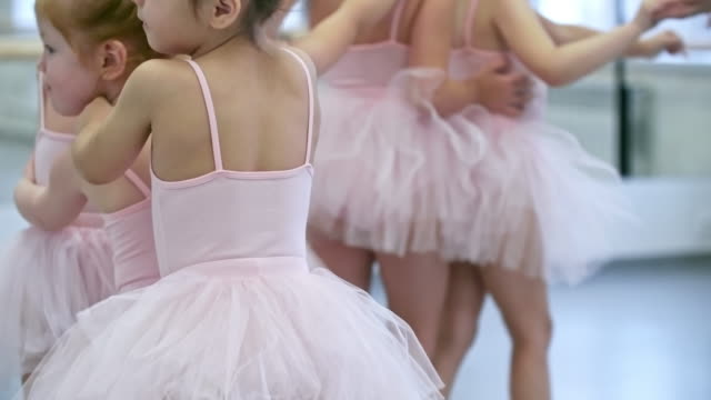 Kleinen-Ballerinas-zu-Fuß-in-Linie