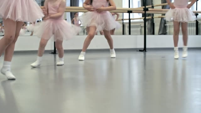 Mädchen-springen-in-Ballett-Klasse