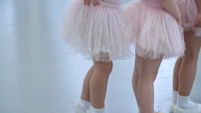 Zappelige-Mädchen-in-Ballett-Klasse