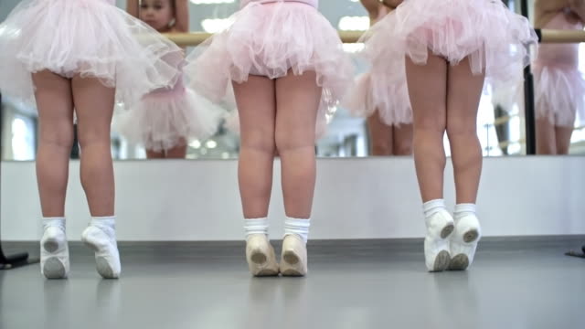 Kleine-Mädchen-stehen-Ballettstange