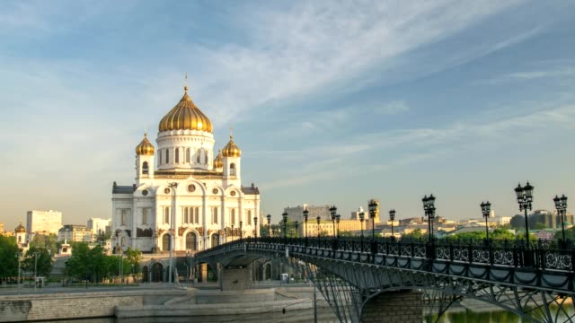 Moscow-city-skyline-timelapse-at-Cathedral-of-Christ-the-Saviour-and-bridge-over-Moscow-River,-Moscow-Russia-4K-Time-Lapse