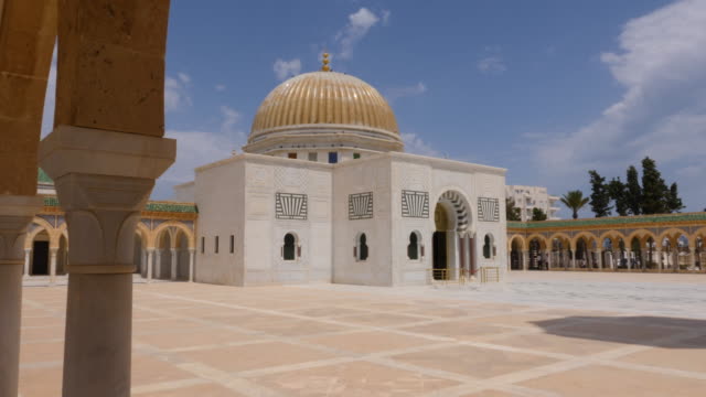 Central-part-mausoleum-Habib-Bourguiba-topped-by-large-golden-dome-in-Monastir.-Track-out-parallax-effect