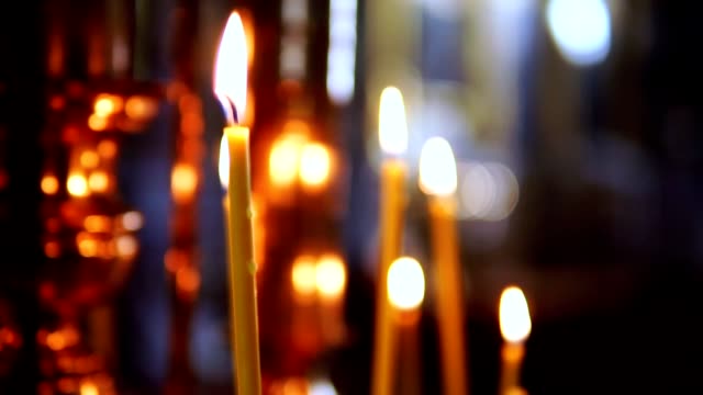 Brennende-Kerze-aus-dem-Fokus-auf-dem-Altar-in-der-Christian-Church
