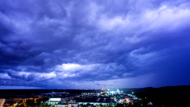 Time-lapse-de-la-tormenta-con-relámpagos-sobre-el-distrito-industrial-en-la-noche.