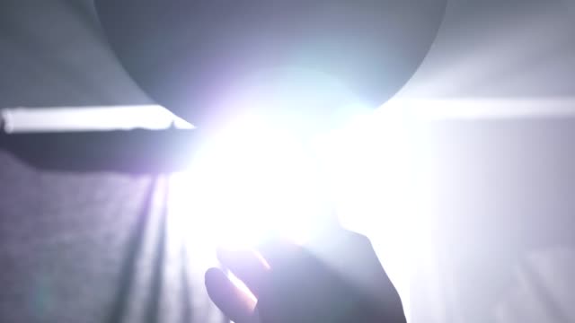 Aufnahmen-von-Basketball-Spieler-spinnende-Kugel-an-seinem-Finger,-nebligen-Dunkelkammer-mit-Flutlicht-in-der-Nähe