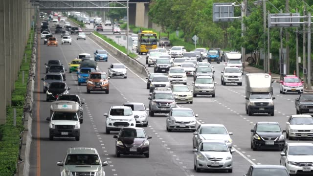 «Bangkok,-Tailandia---19-de-agosto-de-2018:-camino-de-Tailandia-nombres-Thanon-Borommaratchachonnani-con-muchos-coches-en-la-señal-de-tráfico-y-parte-trasera-y-cruzar-por-la-calle-en-toda-la-tarde.»