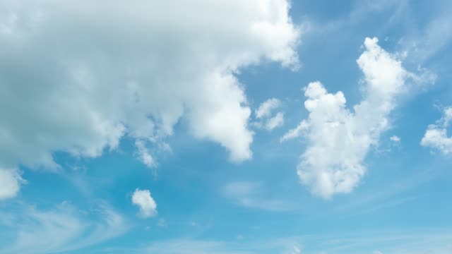 Nubes-en-el-lapso-de-tiempo-de-día-soleado,-vista-de-ángulo-bajo.
