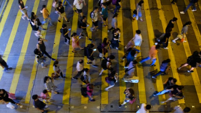 Beschäftigt-Fußgängerüberweg-in-Hong-Kong-bei-Nacht