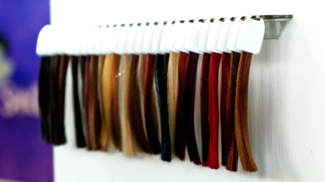 Haare-färben-Stränge-Proben-für-Friseur