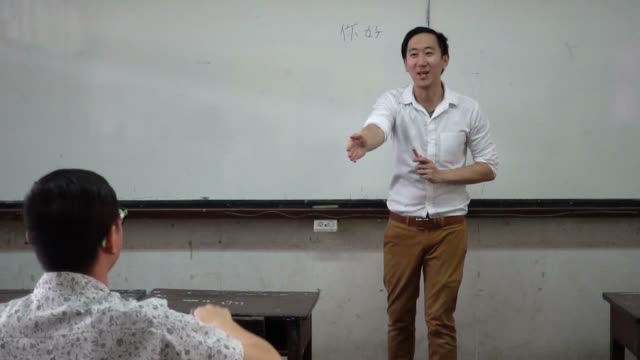Junge-asiatische-orientalische-Fremdsprache-Lehrer-geben-ein-Sprachkurs-im-Klassenzimmer