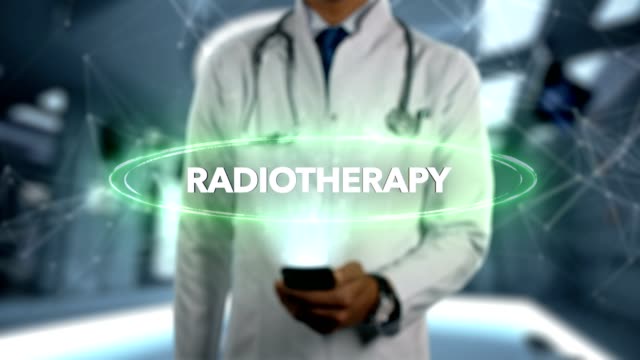 Radioterapia---hombre-Doctor-con-el-teléfono-móvil-se-abre-y-toca-holograma-tratamiento-palabra