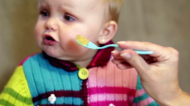 Babymädchen-will-nicht-vom-Löffel-Essen