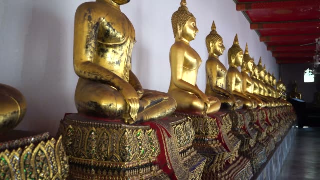 Goldenen-Buddha-Statuen-in-der-Zeile-im-Wat-Pho,-Bangkok-City,-Thailand