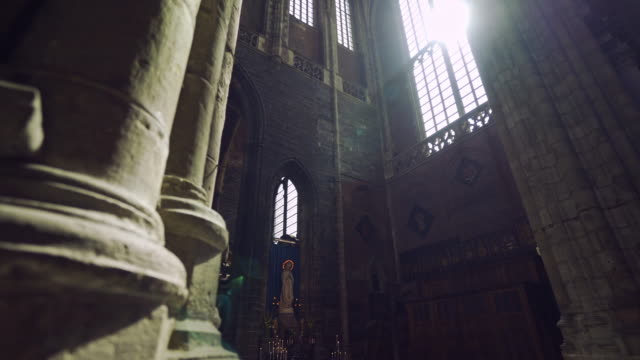Interior-Catedral-de-sol-brillante