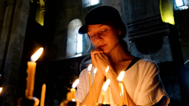 Frau-Tourist-in-einer-großen-orthodoxen-Kirche-beten