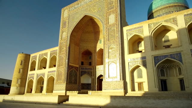 Medressa-Mir-i-Arab-de-Bujará,-Uzbekistán
