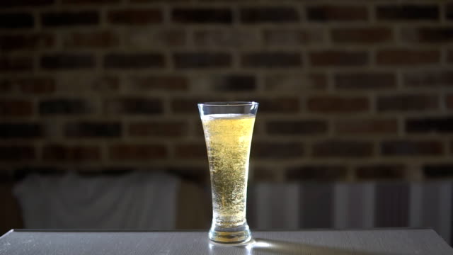 Glasschale-gefüllt-mit-Bier-auf-dem-Tisch