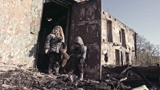 Hungrige-Obdachlose-Kind-in-der-Nähe-der-Ruinen.-Flüchtlinge
