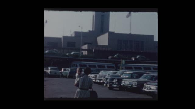 1961-Mama-und-kleinen-Jungen-im-Flughafen-Parkplatz