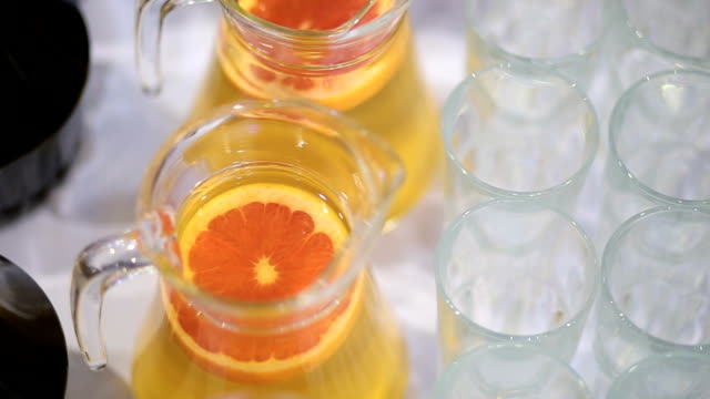 Volle-Gläser-Orangensaft-und-Glühwein-und-leere-Gläser-für-Saft-auf-dem-Tisch,-einen-Geburtstag-oder-ein-Ereignis-zu-feiern.-Furshet-Sangria-und-Saft
