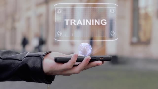 Männliche-Hände-zeigen-auf-Smartphone-konzeptionelle-HUD-Hologramm-Training