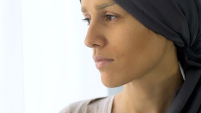 Paciente-con-cáncer-molesta-mirar-por-ventana,-debilitado-y-deprimido-después-de-quimioterapia