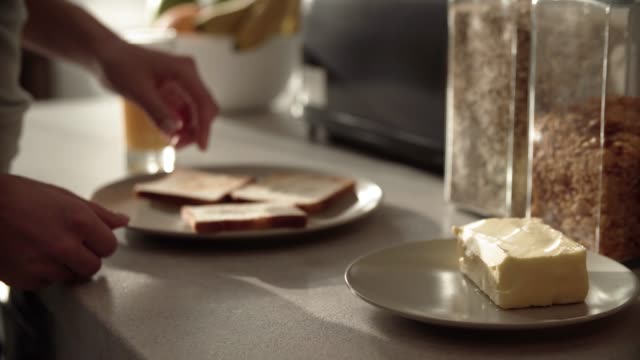 Toast-mit-Butter.-Hände,-die-Anwendung-von-Butter-auf-Brot-Closeup