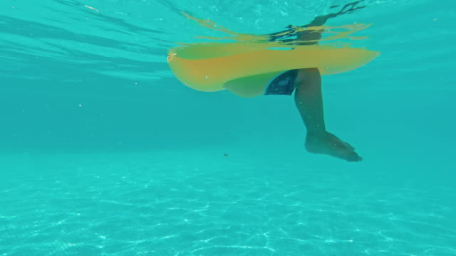 Lustige-Unterwasserbeine-im-Schwimmbad