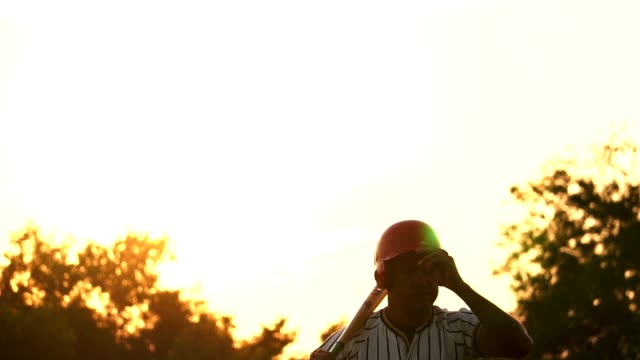Ein-Baseballspieler-und-Licht-des-Sonnenuntergangs