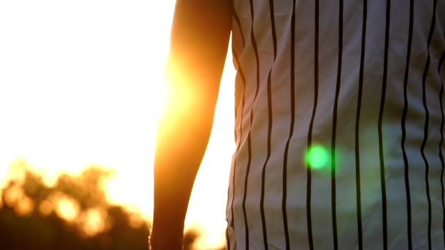 Un-jugador-de-béisbol-y-la-luz-de-la-puesta-del-sol
