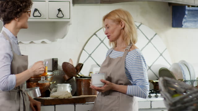 Zwei-Frauen-in-Küche
