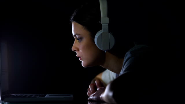 Chica-sorprendida-leyendo-mensaje-en-el-ordenador-portátil,-virus-o-ataque-de-hackers,-tarde-en-la-noche