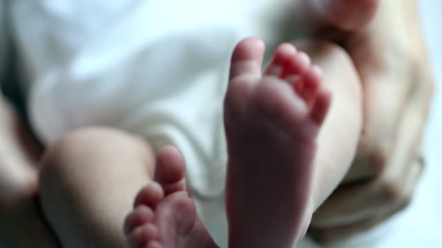 Baby-Neugeborene-Füße-zusammen,-Säugling-Fuß