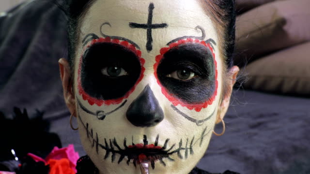Frau-Finishing-Make-up.-Halloween,Tag-der-Toten-Make-up-Ideen-Konzept