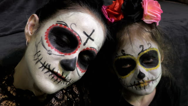 Familia-divertida-con-Halloween,-maquillaje-Día-de-los-Muertos