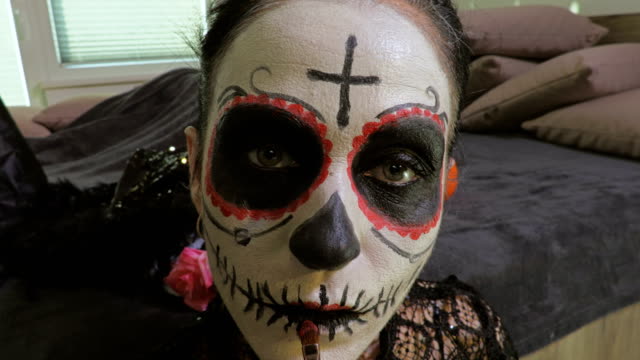 Mujer-en-maquillaje-de-Halloween-aplicar-lápiz-labial-rojo