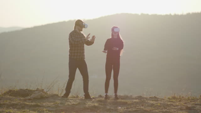 Innovation-VR-360-Technologie-Konzept,-zwei-Menschen-in-Virtual-Reality-Box-Brille-Gadget-Technologie-auf-der-Straße-in-Wald-auf-Hügeln-Natur-Hintergrund,-Menschen-verwenden-Headset-digital-für-Unterhaltungserlebnis