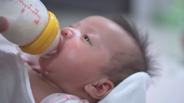 Nahaufnahme-der-Neugeborenen-Baby-Fütterung-aus-einer-Flasche
