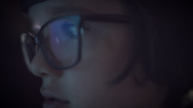 Close-up-de-4K-PC-reflexión-en-vasos-de-los-ojos-de-un-niño
