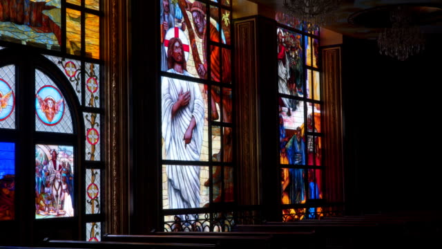 Eine-bunte-Glasfenster-in-der-koptischen-Kirche-in-Ägypten