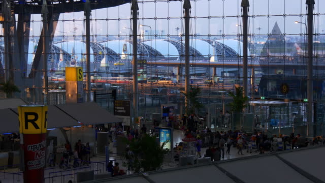 Singapur-Changi-Flughafen-Check-in-Zone-Sonnenaufgang-im-Inneren-Frontscheibe-Panorama-4k-Filmmaterial
