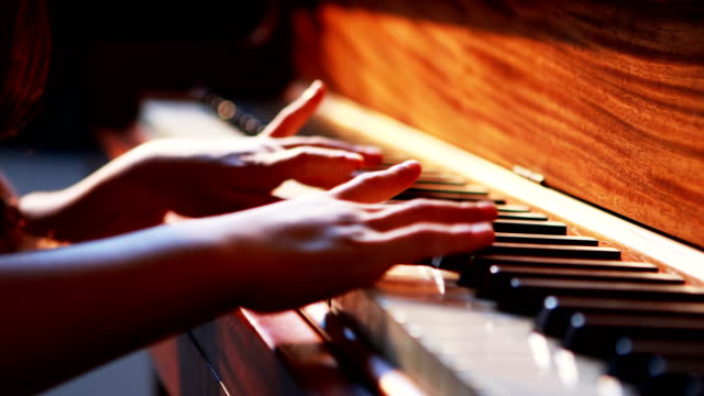 Colegiala-aprendiendo-piano-en-clase-de-música-4k