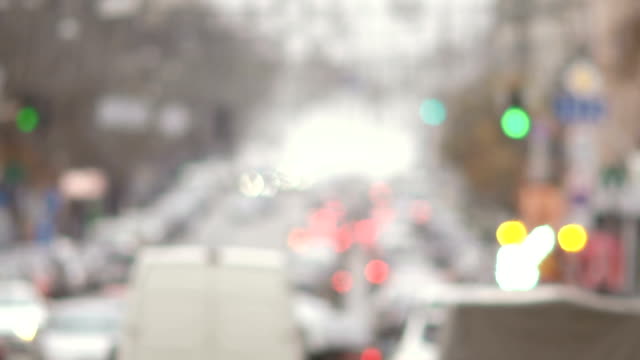 Dense-traffic-on-the-city-road-in-the-evening.-Defocus