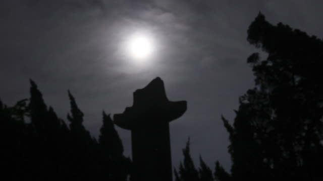 Lápida-en-el-cementerio-con-la-luna-en-Corea-del-sur