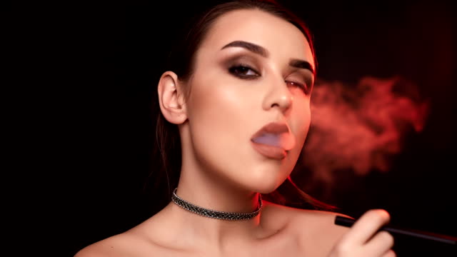 Glamour-mujer-morena-hermosa-seductora-fumar-cigarrillo-electrónico