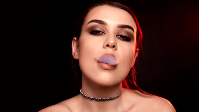 Glamour-verführerische-wunderschöne-Brünette-Frau-rauchen-elektronische-Zigarette